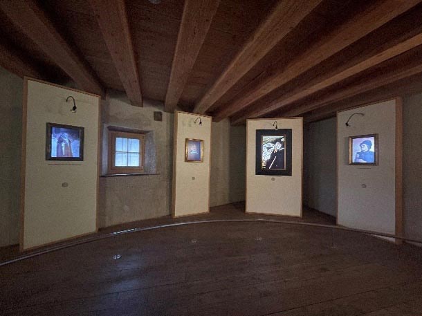 Ein Foto vom Raum mit den sprechenden Porträts.